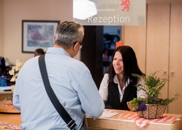 K1600_Berliberlinski Begrüßung an der Rezeption Reha-Zentrum Nittenau DSC0282.JPG