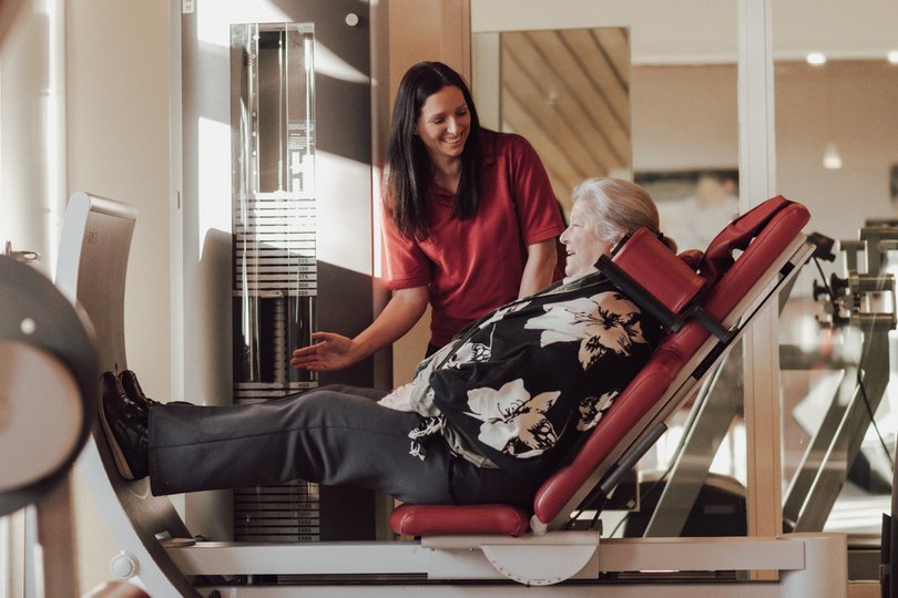 Berliberlinski Frau macht Übung an Gerät 9984.JPG