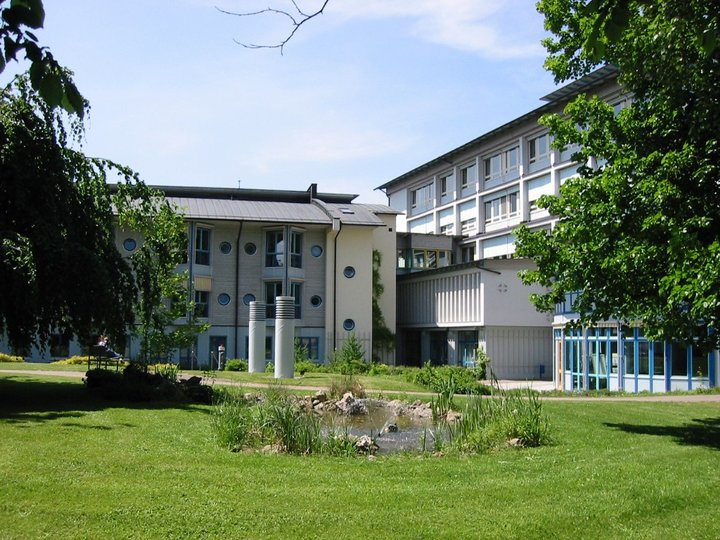 Pressebild_HELIOS Amper-Klinik Indersdorf_Außenaufnahme.JPG