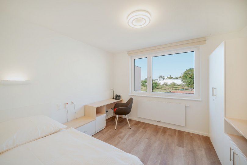 2022-05-16-0186-Stefan-Deutsch_Blick in Zimmer.jpg