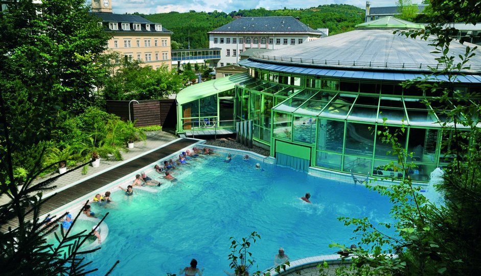 Thermalbad Außenbecken Landhausblick klein (2).jpg